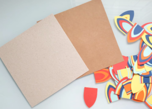 Mural de recados com retalhos de papel